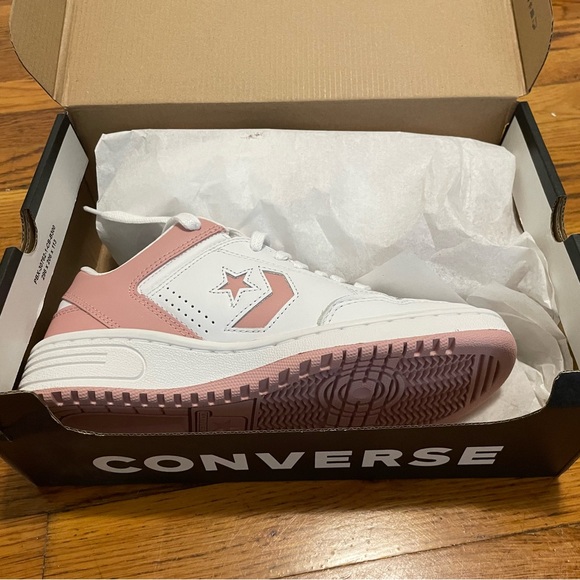 Converse Weapon OX in White/Static Pink, Women’s Size 8 - Picture 2 of 6